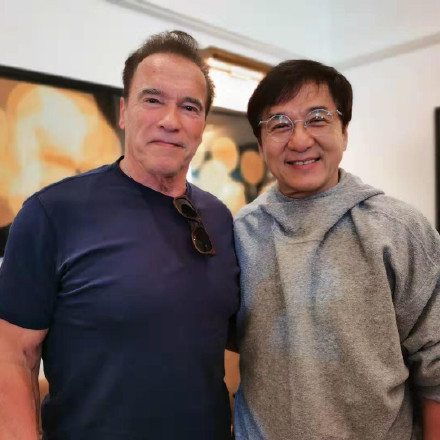 中美合璧！两大传奇动作影星施瓦辛格与成龙同框