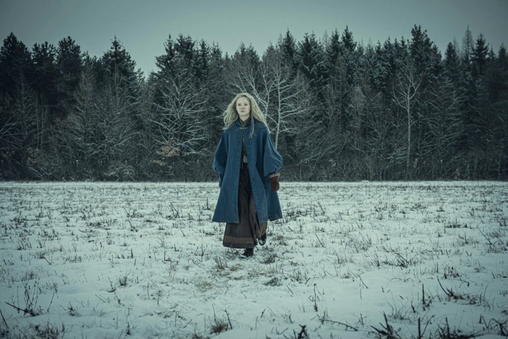 更多Netflix《巫师》剧照曝光！蓝袍希里踏雪登场